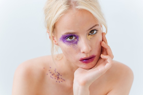 Portret kobiety z ekstrawaganckim makijażem - Plamy i przebarwienia